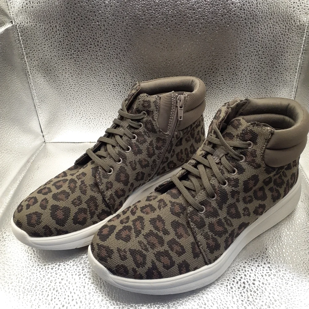 New Clark's Dark Olive Green Animal Print Ezra Tie Ankle Boots Women's Size 8.5